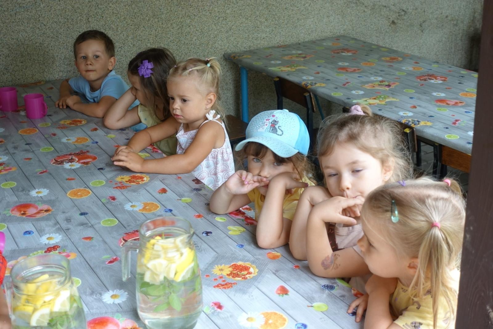 Zdjęcie w galerii na portalu naszraciborz.pl: Mali ogrodnicy dbają o swoje warzywniki i delektują się pierwszymi zbiorami wiadomości z regionu