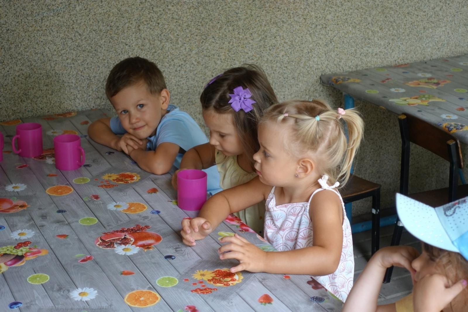 Zdjęcie w galerii na portalu naszraciborz.pl: Mali ogrodnicy dbają o swoje warzywniki i delektują się pierwszymi zbiorami wiadomości z regionu