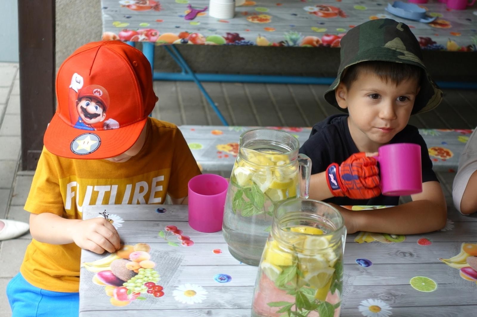 Zdjęcie w galerii na portalu naszraciborz.pl: Mali ogrodnicy dbają o swoje warzywniki i delektują się pierwszymi zbiorami wiadomości z regionu