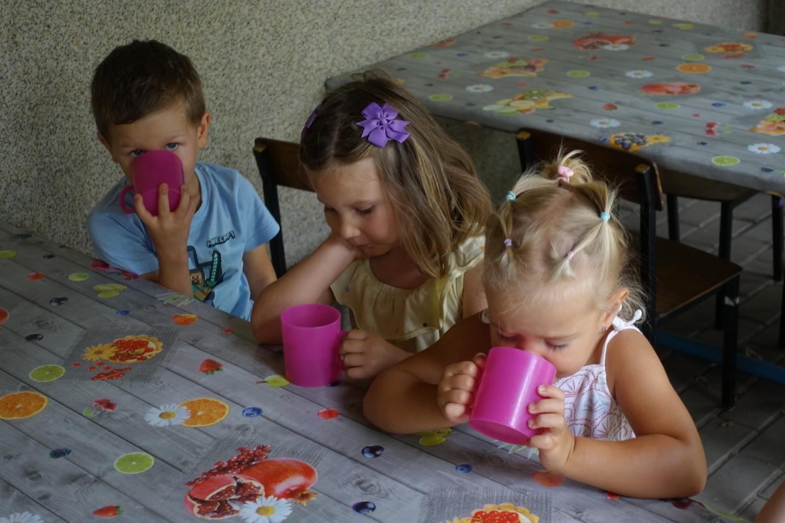 Zdjęcie w galerii na portalu naszraciborz.pl: Mali ogrodnicy dbają o swoje warzywniki i delektują się pierwszymi zbiorami wiadomości z regionu