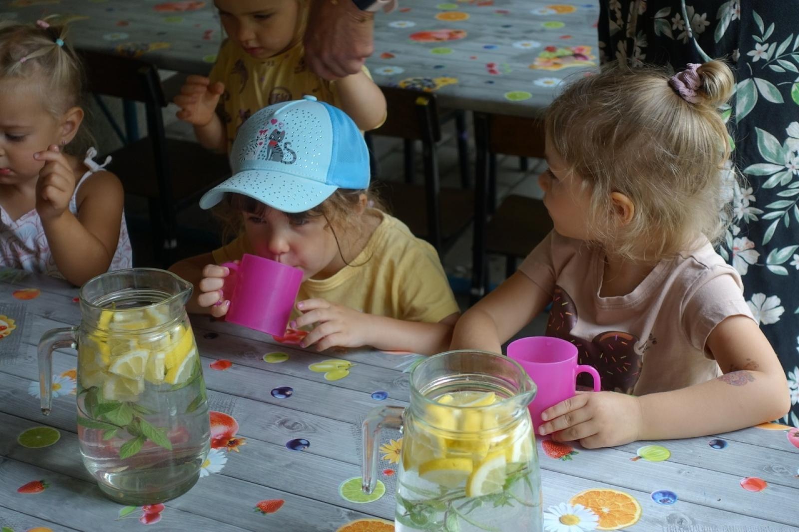 Zdjęcie w galerii na portalu naszraciborz.pl: Mali ogrodnicy dbają o swoje warzywniki i delektują się pierwszymi zbiorami wiadomości z regionu
