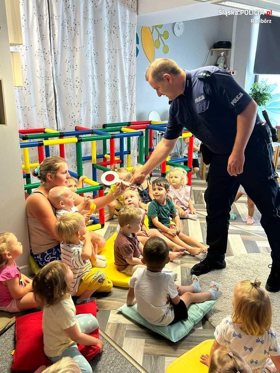 Zdjęcie w galerii na portalu naszraciborz.pl: Policjanci z wizytą w żłobku  wiadomości z regionu