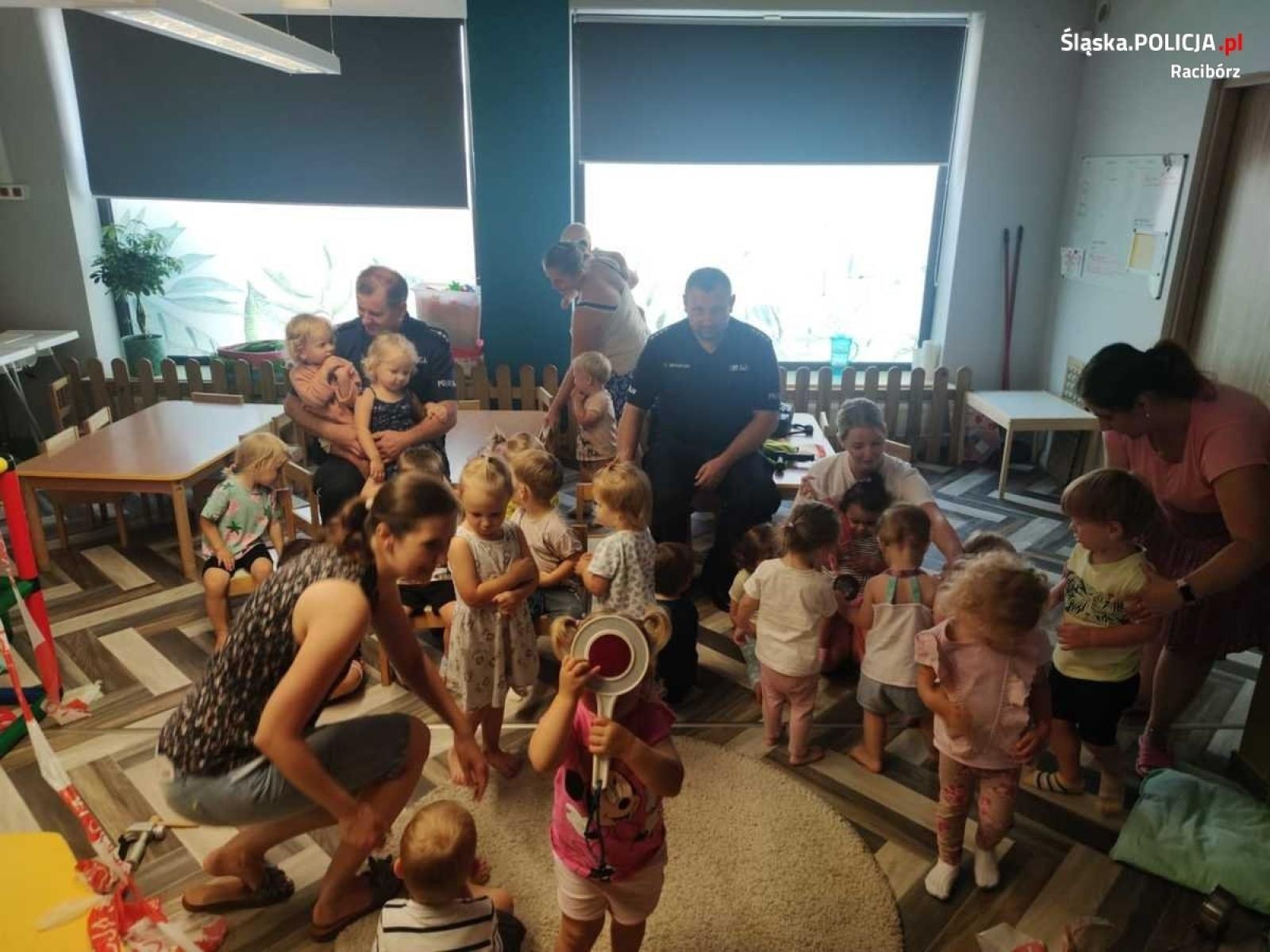 Zdjęcie w galerii na portalu naszraciborz.pl: Policjanci z wizytą w żłobku  wiadomości z regionu