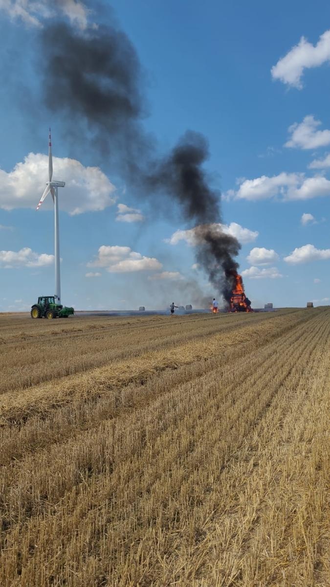 Zdjęcie w galerii na portalu naszraciborz.pl: Pożar prasy i ścierniska w Krzanowicach opanowany przez strażaków wiadomości z regionu
