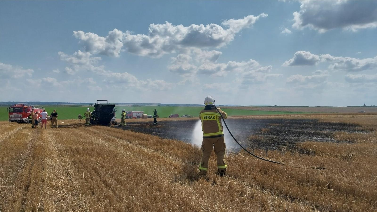Zdjęcie w galerii na portalu naszraciborz.pl: Pożar prasy i ścierniska w Krzanowicach opanowany przez strażaków wiadomości z regionu
