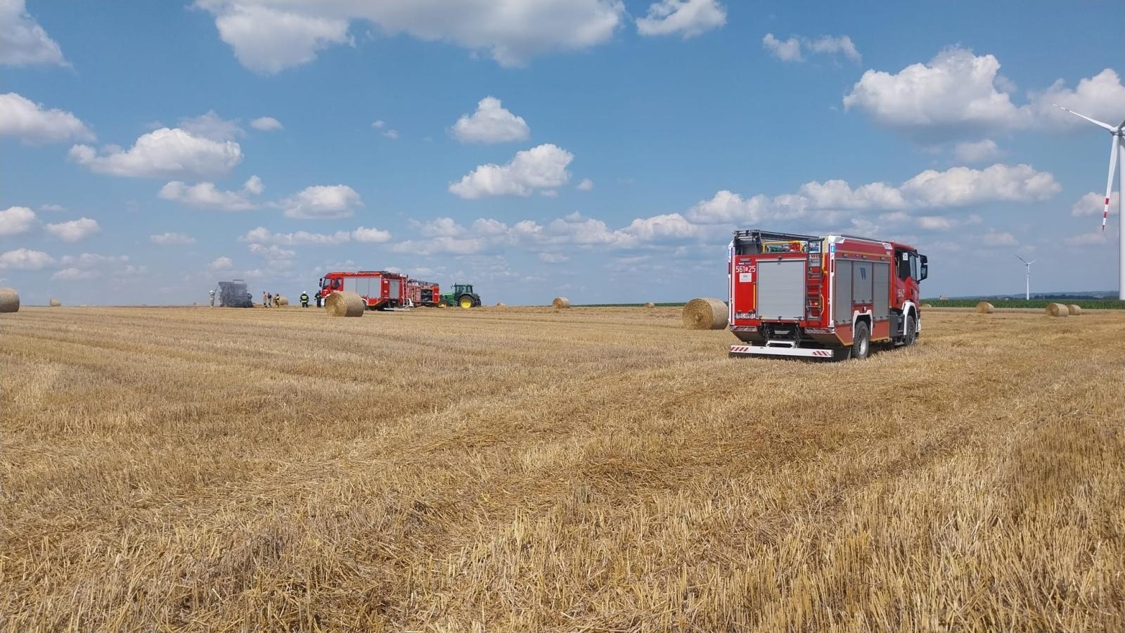 Zdjęcie w galerii na portalu naszraciborz.pl: Pożar prasy i ścierniska w Krzanowicach opanowany przez strażaków wiadomości z regionu