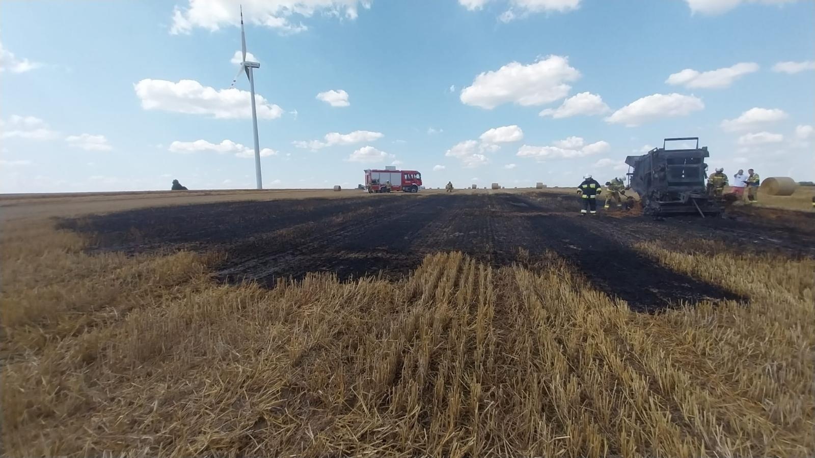 Zdjęcie w galerii na portalu naszraciborz.pl: Pożar prasy i ścierniska w Krzanowicach opanowany przez strażaków wiadomości z regionu