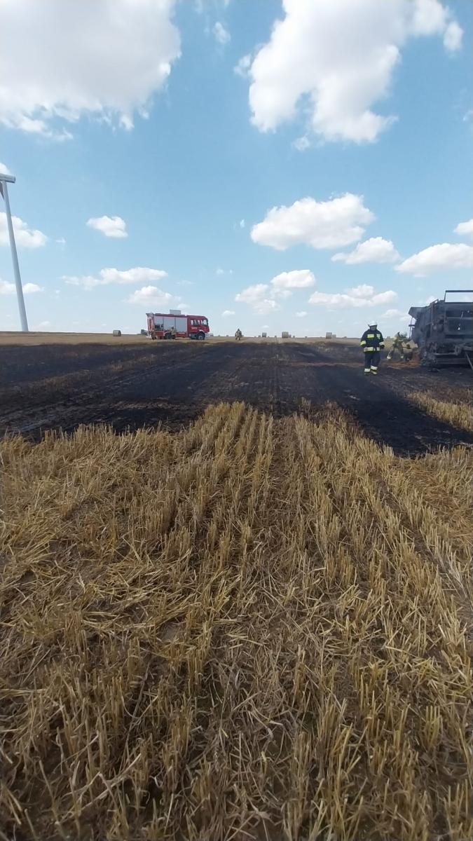 Zdjęcie w galerii na portalu naszraciborz.pl: Pożar prasy i ścierniska w Krzanowicach opanowany przez strażaków wiadomości z regionu