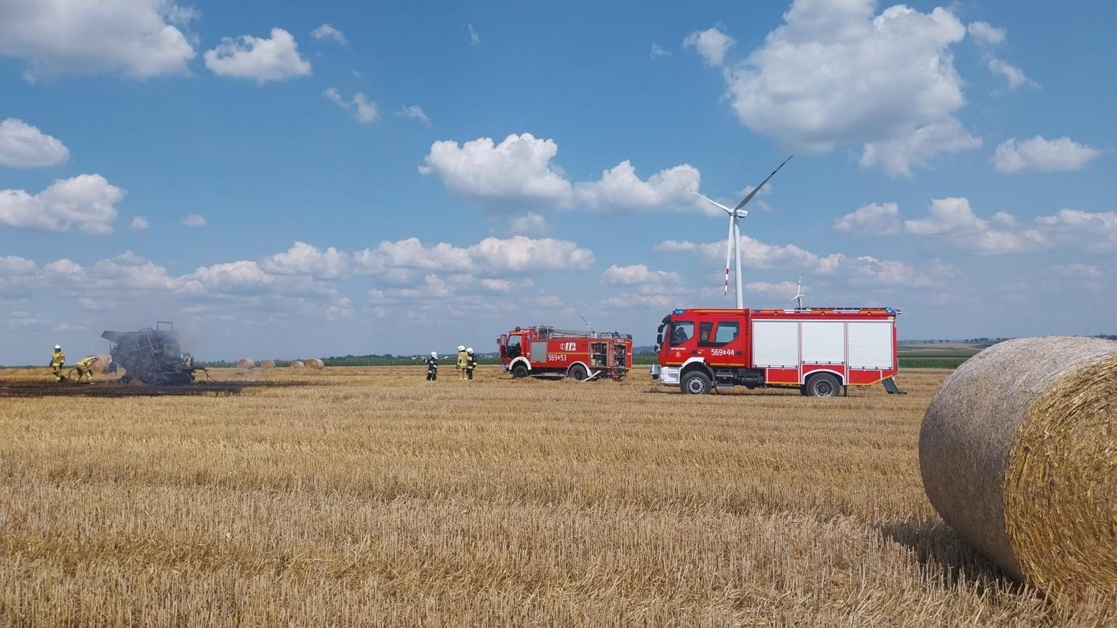 Zdjęcie w galerii na portalu naszraciborz.pl: Pożar prasy i ścierniska w Krzanowicach opanowany przez strażaków wiadomości z regionu