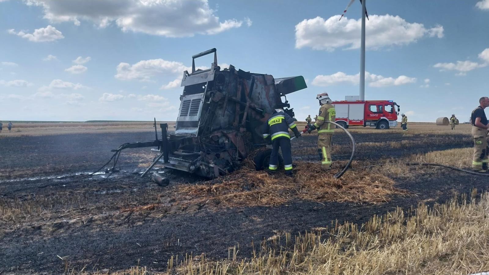 Zdjęcie w galerii na portalu naszraciborz.pl: Pożar prasy i ścierniska w Krzanowicach opanowany przez strażaków wiadomości z regionu