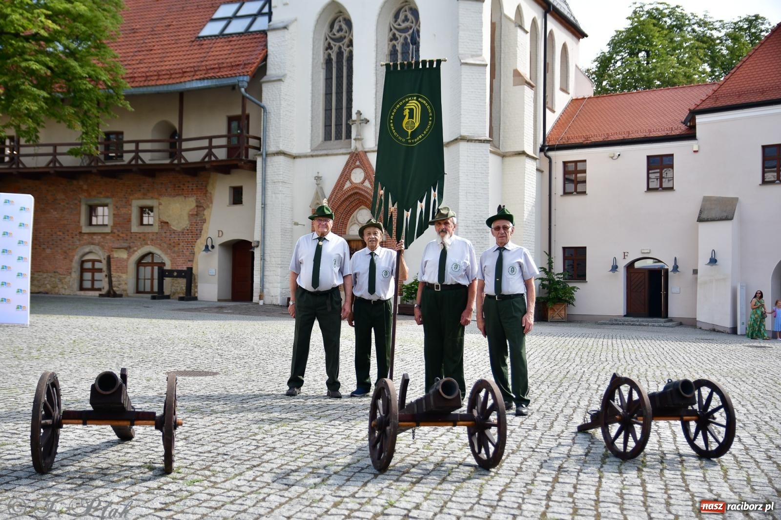Zdjęcie w galerii na portalu naszraciborz.pl: Pytanie na Śniadanie TVP w Raciborzu. Na Rynku, na zamku, w grodzie i arboretum [FOTO] wiadomości z regionu