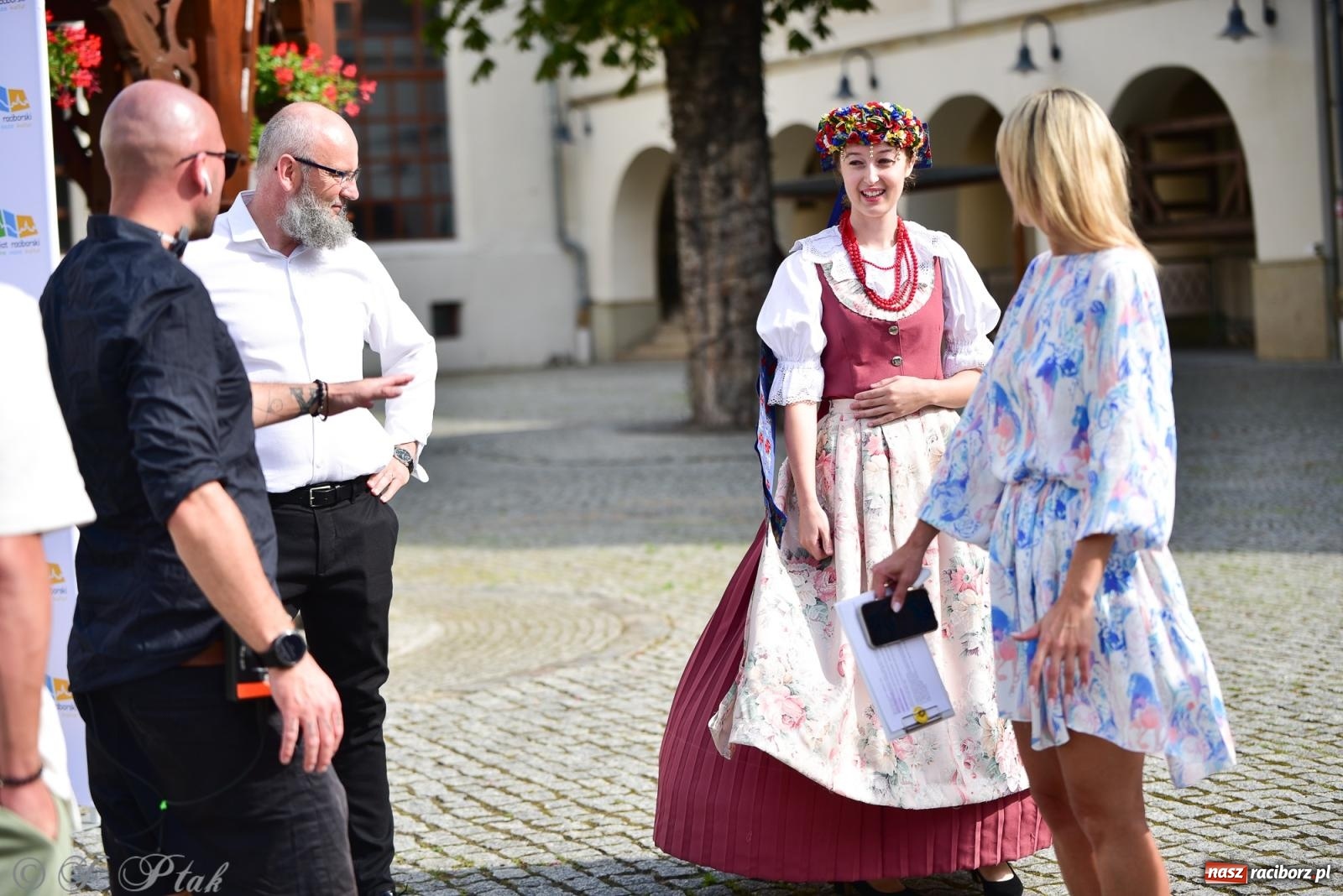 Zdjęcie w galerii na portalu naszraciborz.pl: Pytanie na Śniadanie TVP w Raciborzu. Na Rynku, na zamku, w grodzie i arboretum [FOTO] wiadomości z regionu