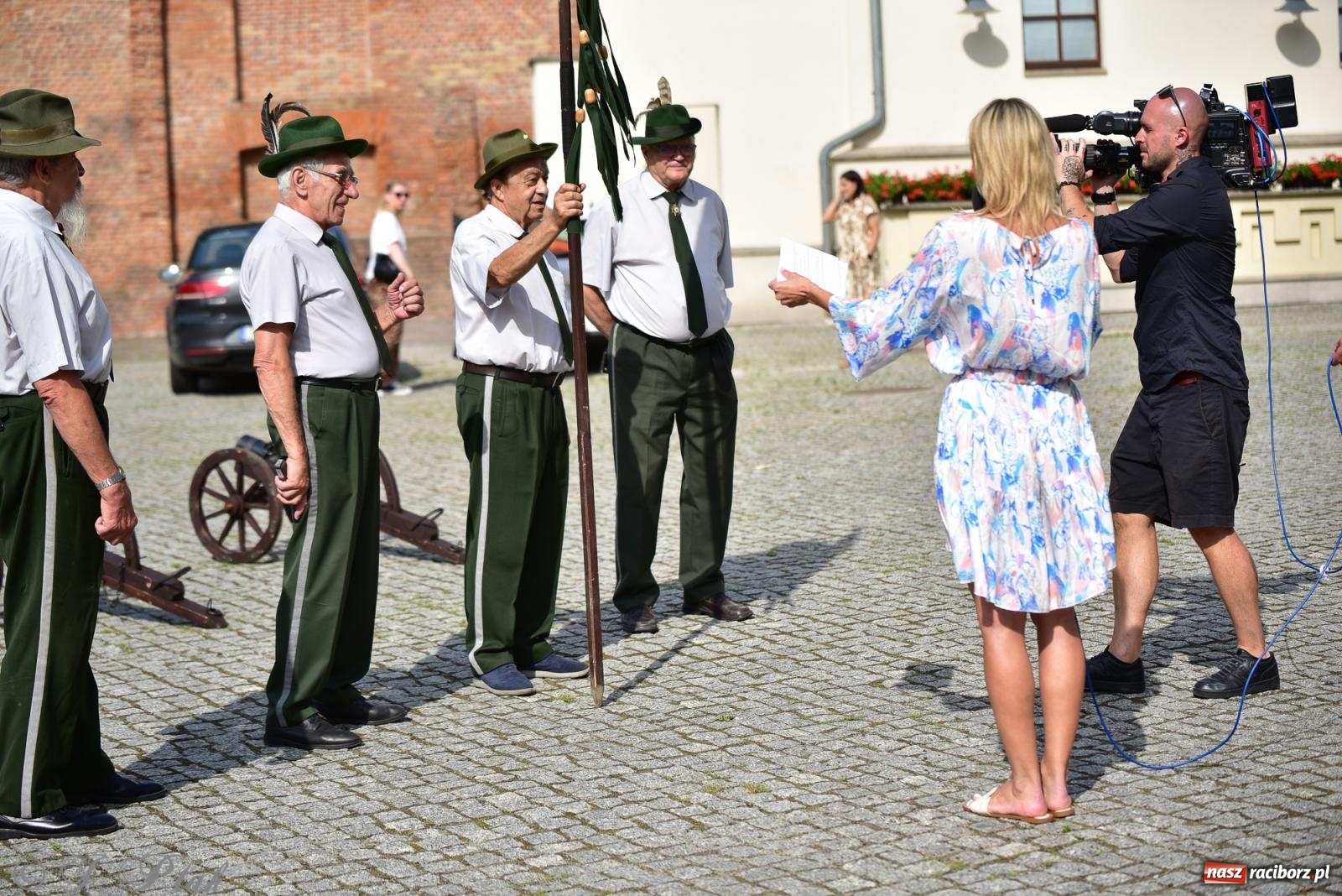 Zdjęcie w galerii na portalu naszraciborz.pl: Pytanie na Śniadanie TVP w Raciborzu. Na Rynku, na zamku, w grodzie i arboretum [FOTO] wiadomości z regionu