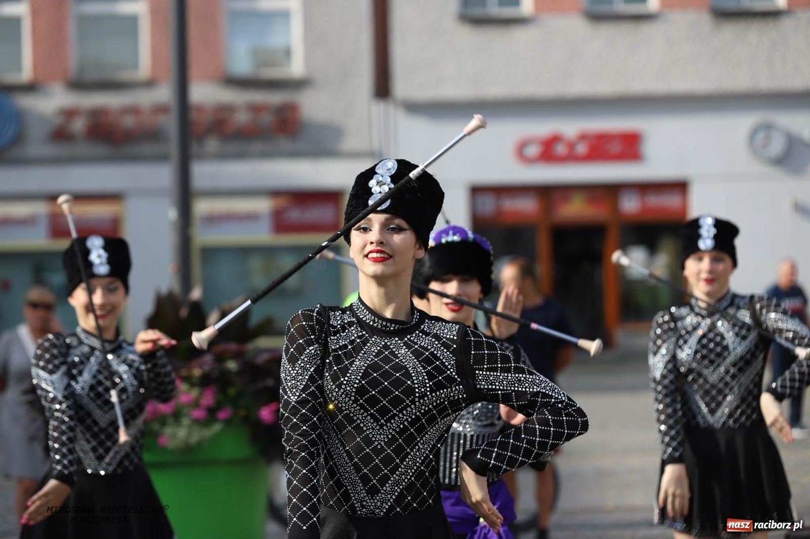 Zdjęcie w galerii na portalu naszraciborz.pl: Pytanie na Śniadanie TVP w Raciborzu. Na Rynku, na zamku, w grodzie i arboretum [FOTO] wiadomości z regionu