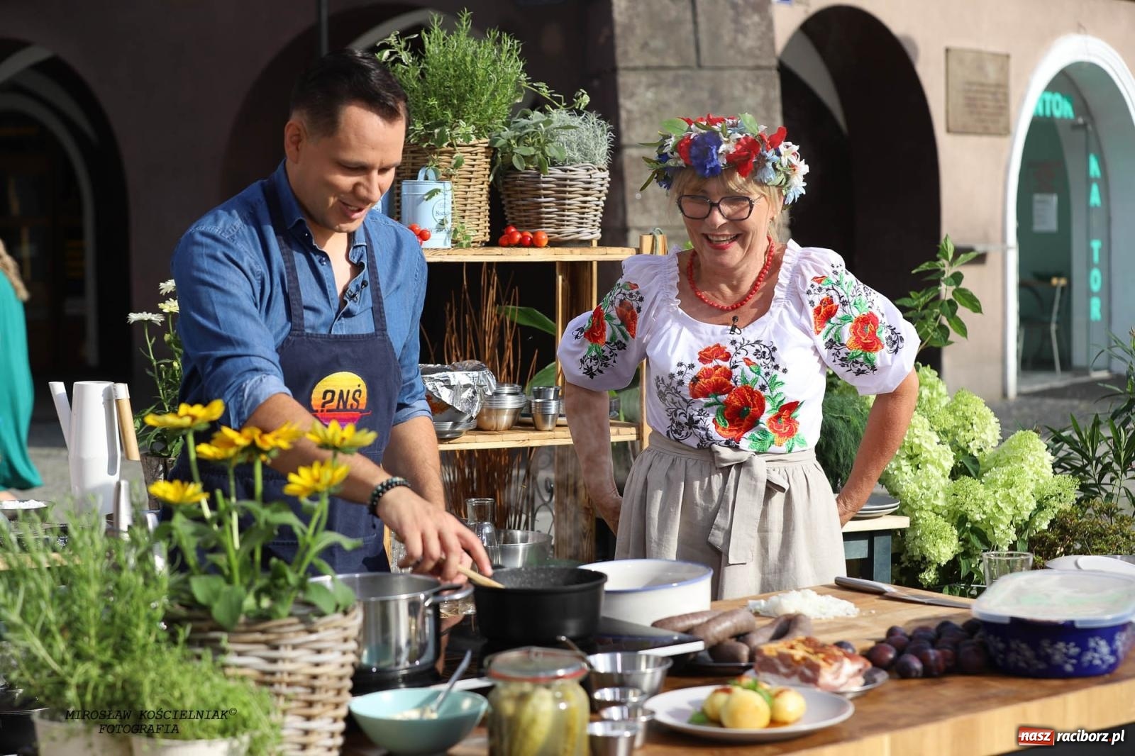 Zdjęcie w galerii na portalu naszraciborz.pl: Pytanie na Śniadanie TVP w Raciborzu. Na Rynku, na zamku, w grodzie i arboretum [FOTO] wiadomości z regionu