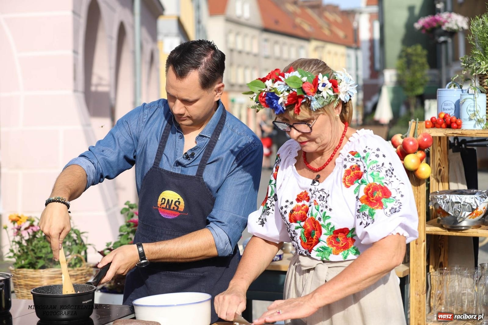 Zdjęcie w galerii na portalu naszraciborz.pl: Pytanie na Śniadanie TVP w Raciborzu. Na Rynku, na zamku, w grodzie i arboretum [FOTO] wiadomości z regionu