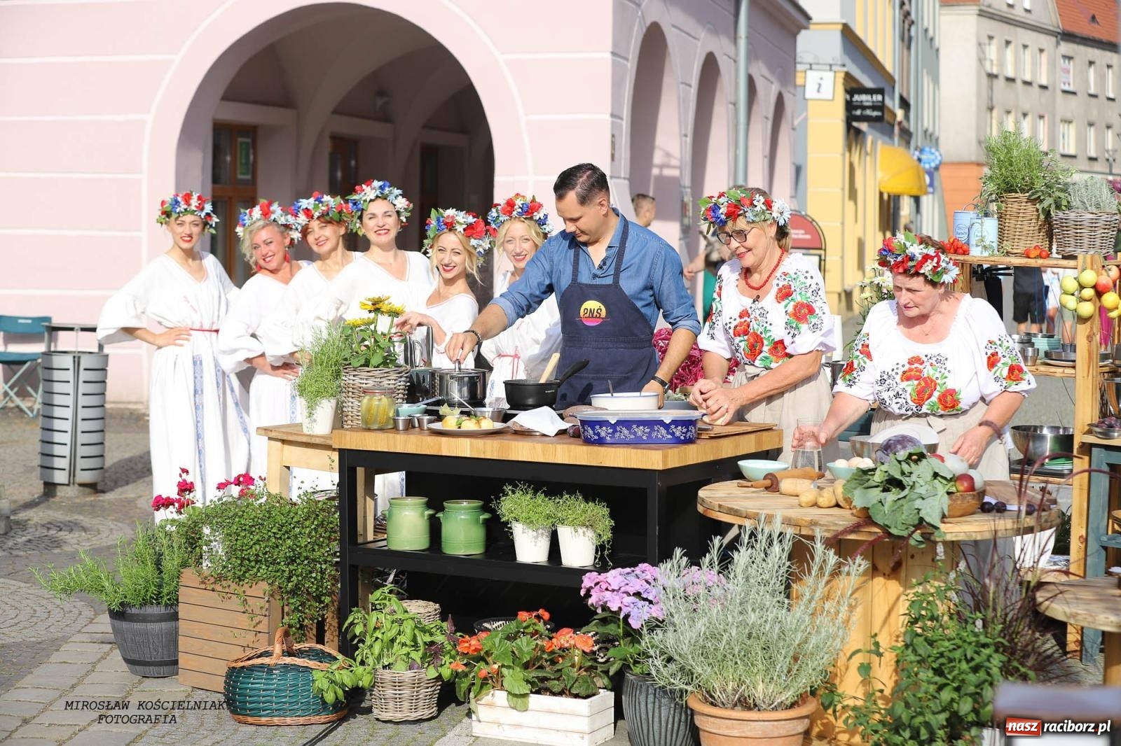 Zdjęcie w galerii na portalu naszraciborz.pl: Pytanie na Śniadanie TVP w Raciborzu. Na Rynku, na zamku, w grodzie i arboretum [FOTO] wiadomości z regionu