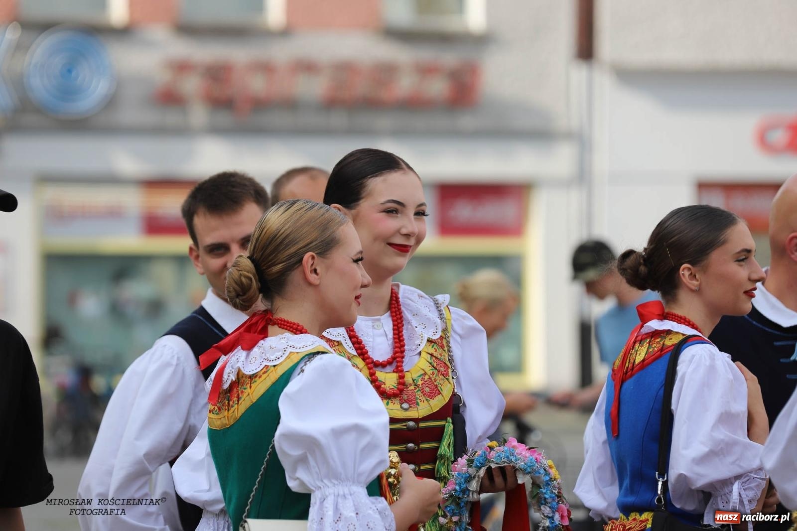 Zdjęcie w galerii na portalu naszraciborz.pl: Pytanie na Śniadanie TVP w Raciborzu. Na Rynku, na zamku, w grodzie i arboretum [FOTO] wiadomości z regionu