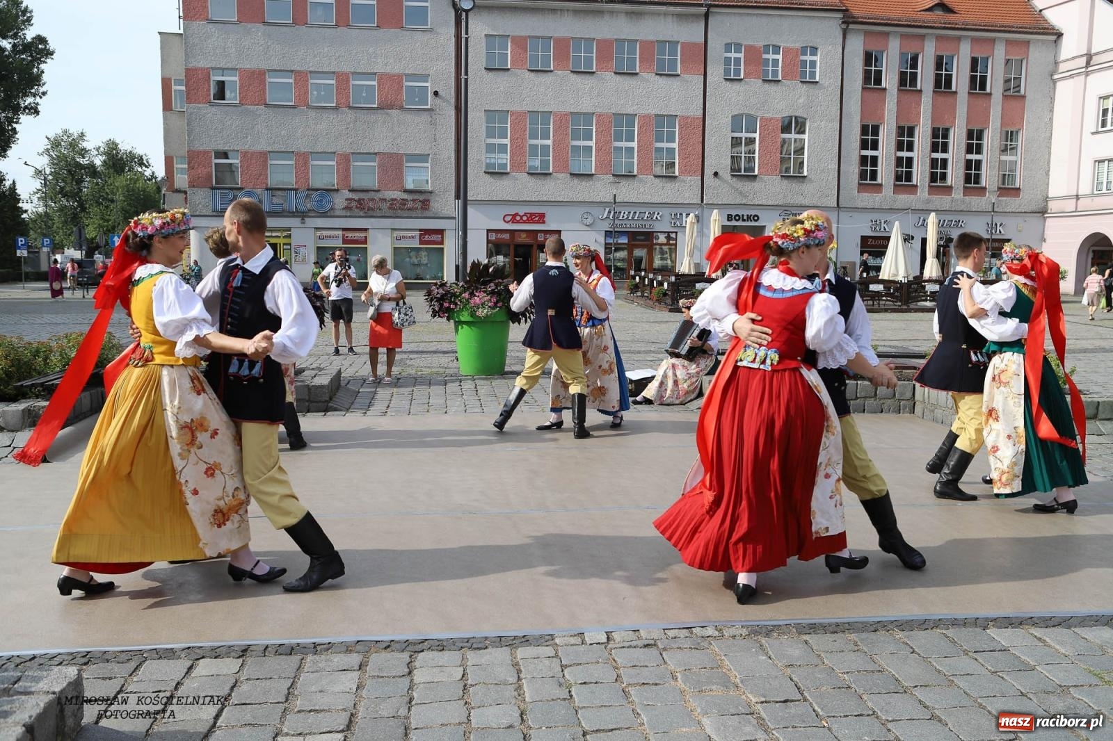 Zdjęcie w galerii na portalu naszraciborz.pl: Pytanie na Śniadanie TVP w Raciborzu. Na Rynku, na zamku, w grodzie i arboretum [FOTO] wiadomości z regionu