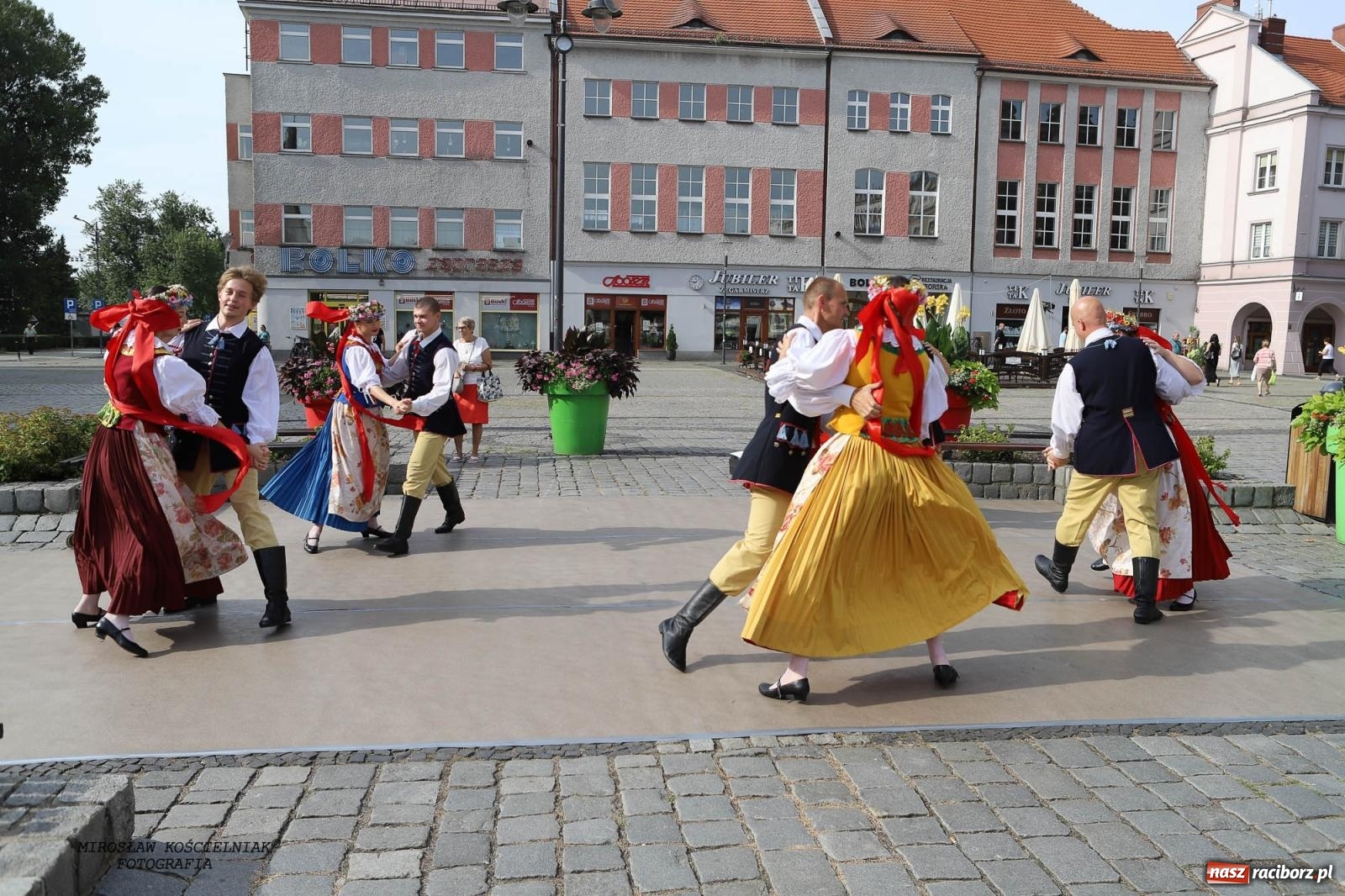 Zdjęcie w galerii na portalu naszraciborz.pl: Pytanie na Śniadanie TVP w Raciborzu. Na Rynku, na zamku, w grodzie i arboretum [FOTO] wiadomości z regionu