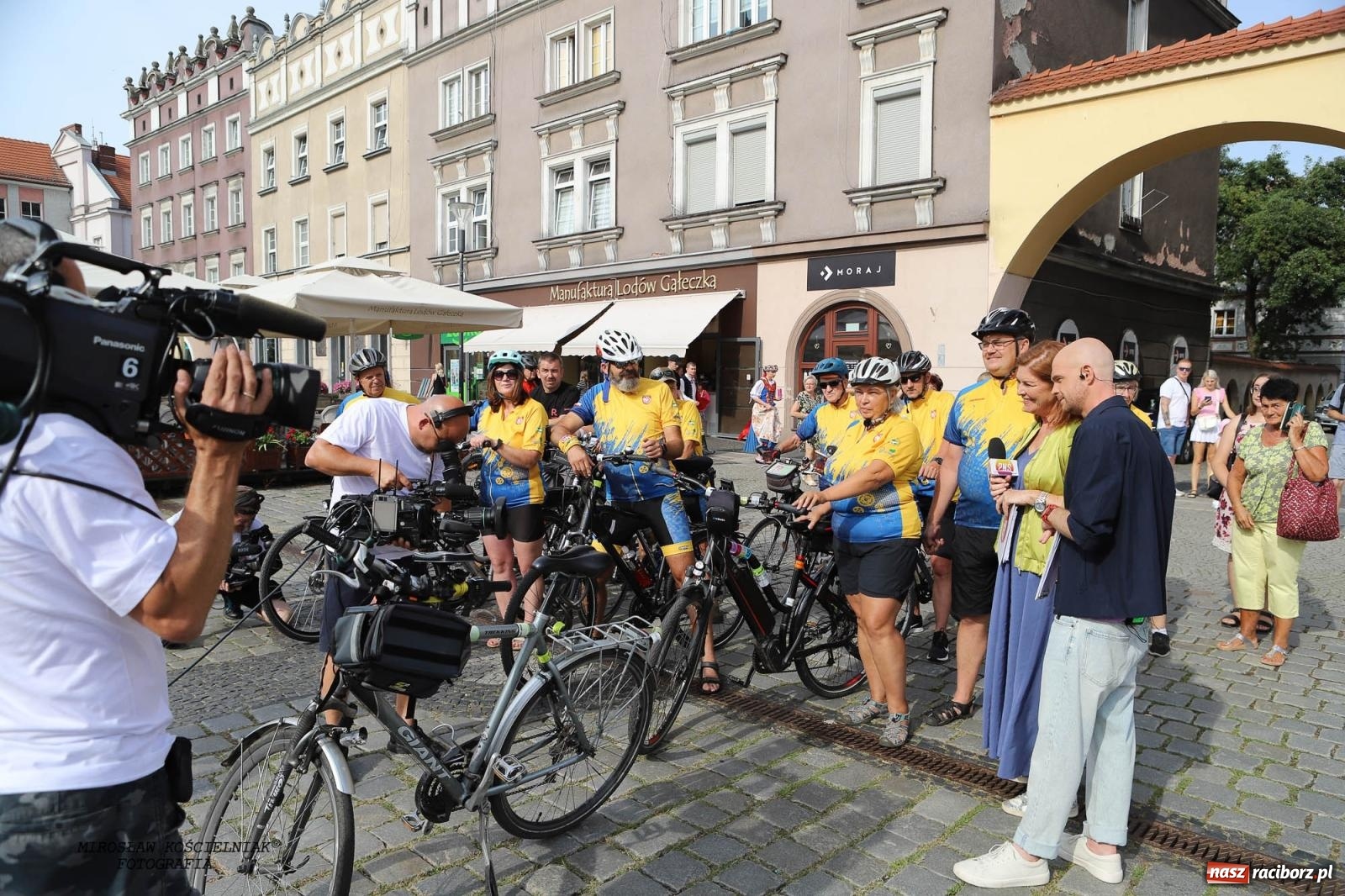 Zdjęcie w galerii na portalu naszraciborz.pl: Pytanie na Śniadanie TVP w Raciborzu. Na Rynku, na zamku, w grodzie i arboretum [FOTO] wiadomości z regionu