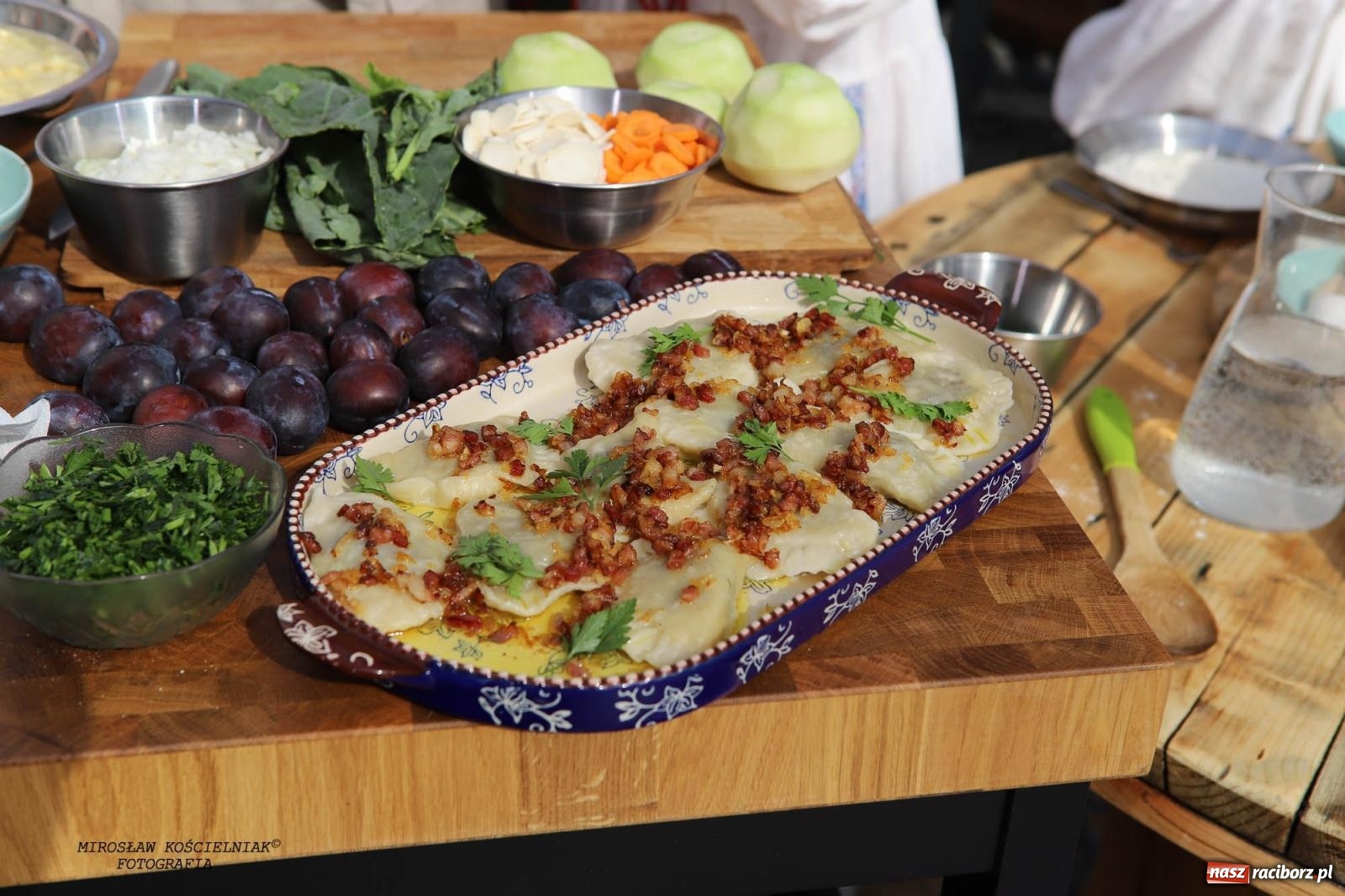 Zdjęcie w galerii na portalu naszraciborz.pl: Pytanie na Śniadanie TVP w Raciborzu. Na Rynku, na zamku, w grodzie i arboretum [FOTO] wiadomości z regionu