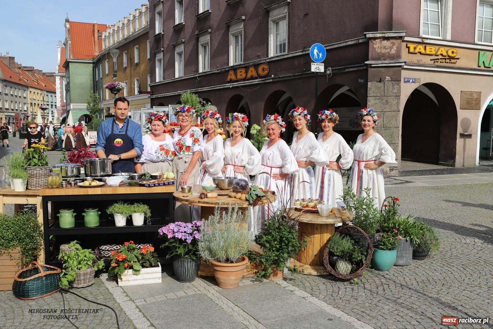Zdjęcie w galerii na portalu naszraciborz.pl: Pytanie na Śniadanie TVP w Raciborzu. Na Rynku, na zamku, w grodzie i arboretum [FOTO] wiadomości z regionu