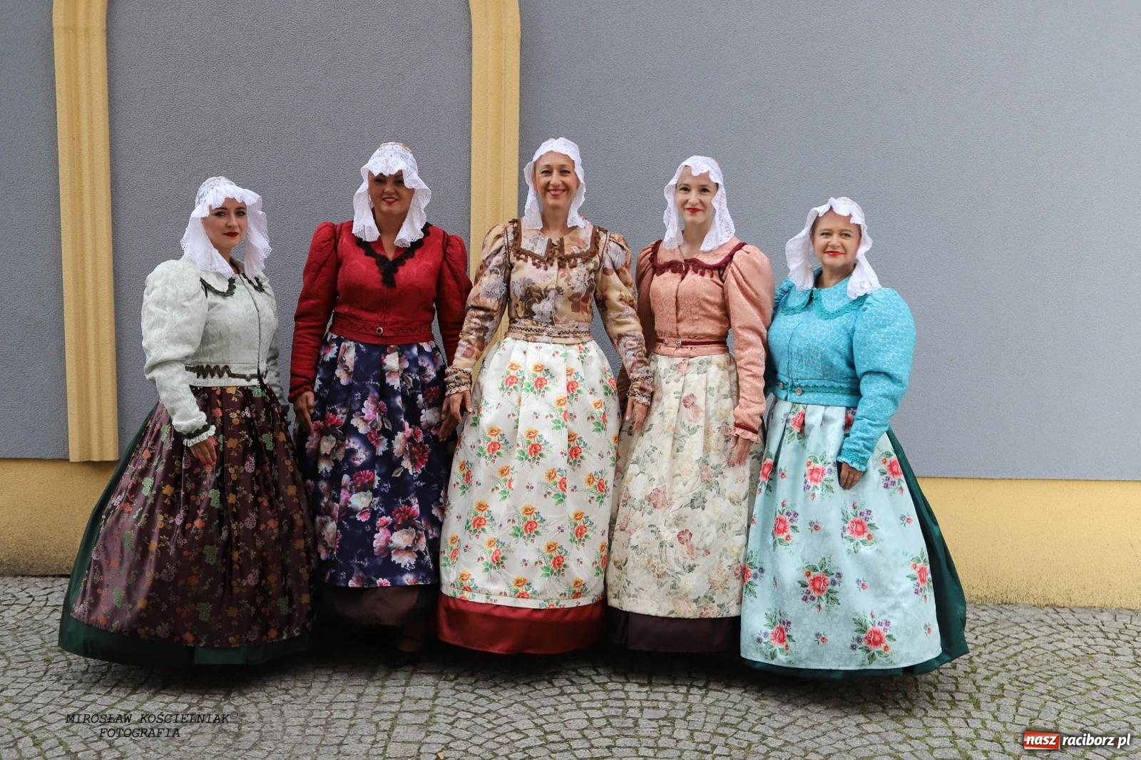 Zdjęcie w galerii na portalu naszraciborz.pl: Pytanie na Śniadanie TVP w Raciborzu. Na Rynku, na zamku, w grodzie i arboretum [FOTO] wiadomości z regionu