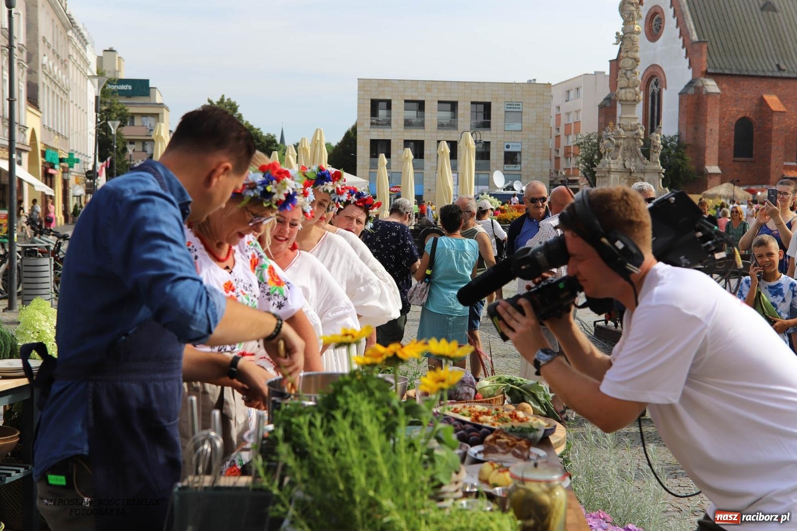 Zdjęcie w galerii na portalu naszraciborz.pl: Pytanie na Śniadanie TVP w Raciborzu. Na Rynku, na zamku, w grodzie i arboretum [FOTO] wiadomości z regionu