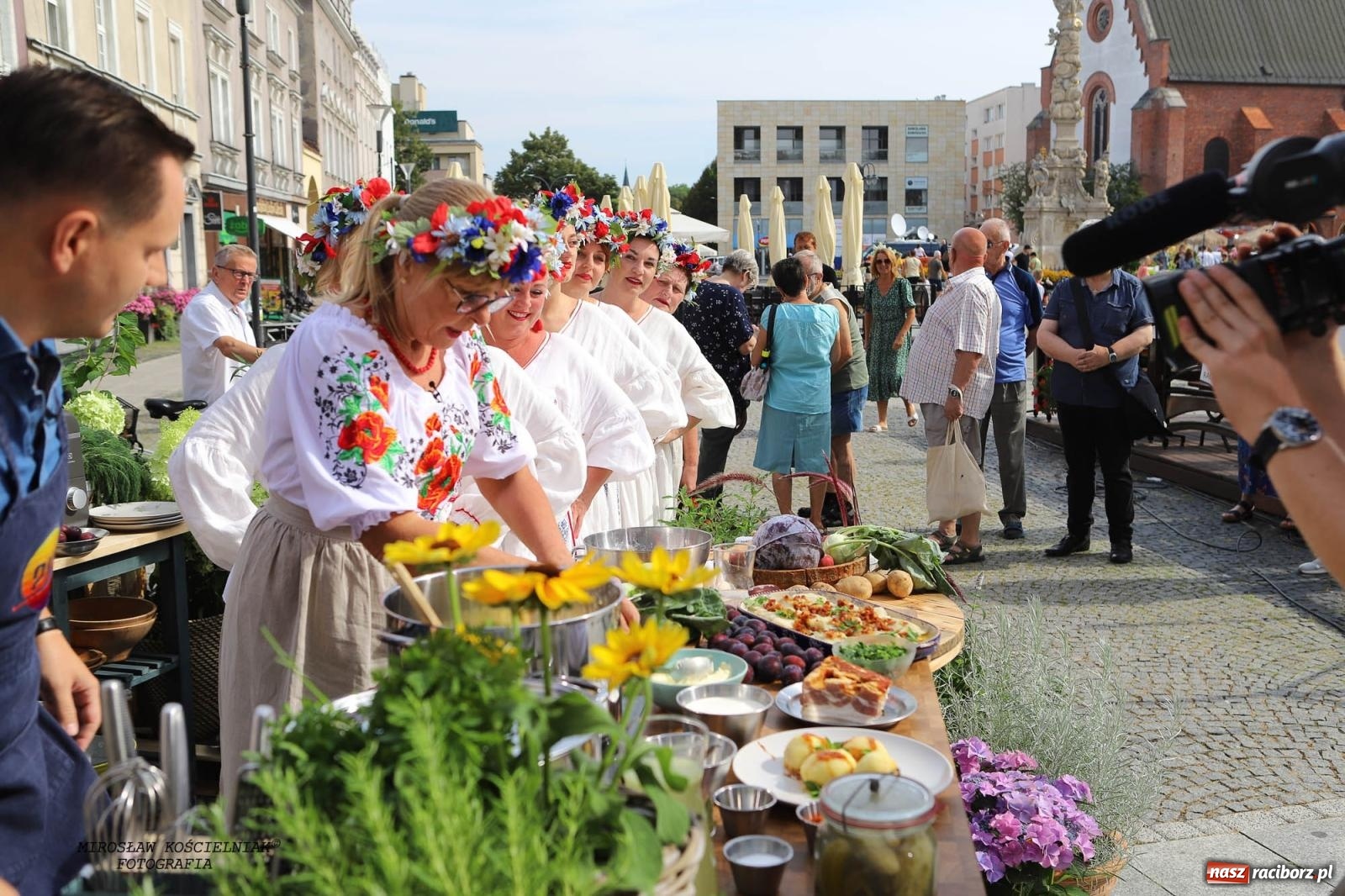 Zdjęcie w galerii na portalu naszraciborz.pl: Pytanie na Śniadanie TVP w Raciborzu. Na Rynku, na zamku, w grodzie i arboretum [FOTO] wiadomości z regionu