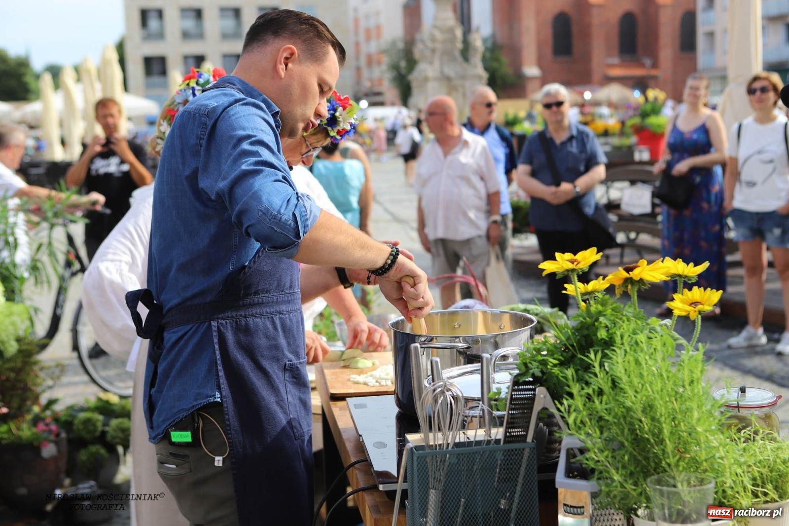 Zdjęcie w galerii na portalu naszraciborz.pl: Pytanie na Śniadanie TVP w Raciborzu. Na Rynku, na zamku, w grodzie i arboretum [FOTO] wiadomości z regionu