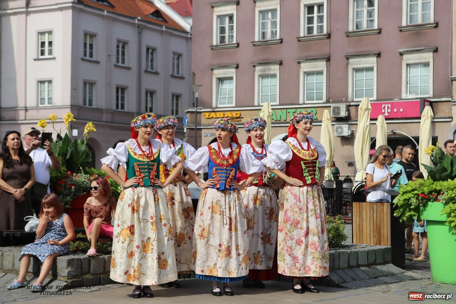 Zdjęcie w galerii na portalu naszraciborz.pl: Pytanie na Śniadanie TVP w Raciborzu. Na Rynku, na zamku, w grodzie i arboretum [FOTO] wiadomości z regionu