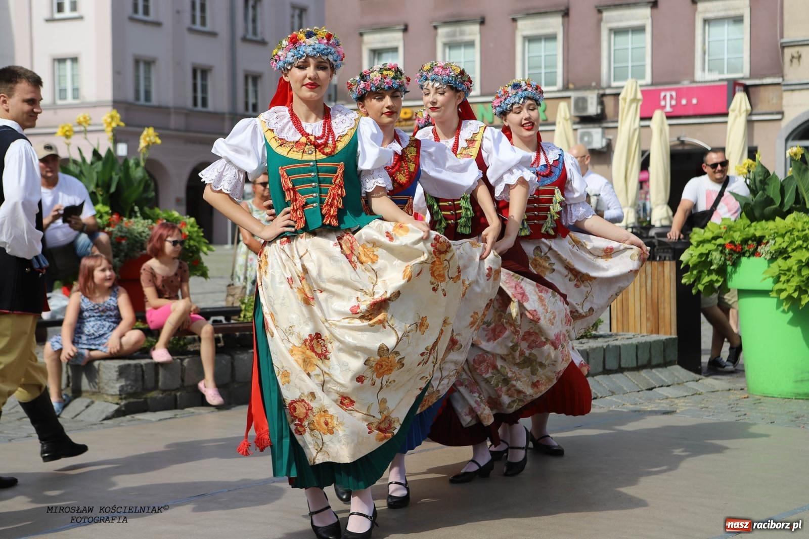 Zdjęcie w galerii na portalu naszraciborz.pl: Pytanie na Śniadanie TVP w Raciborzu. Na Rynku, na zamku, w grodzie i arboretum [FOTO] wiadomości z regionu