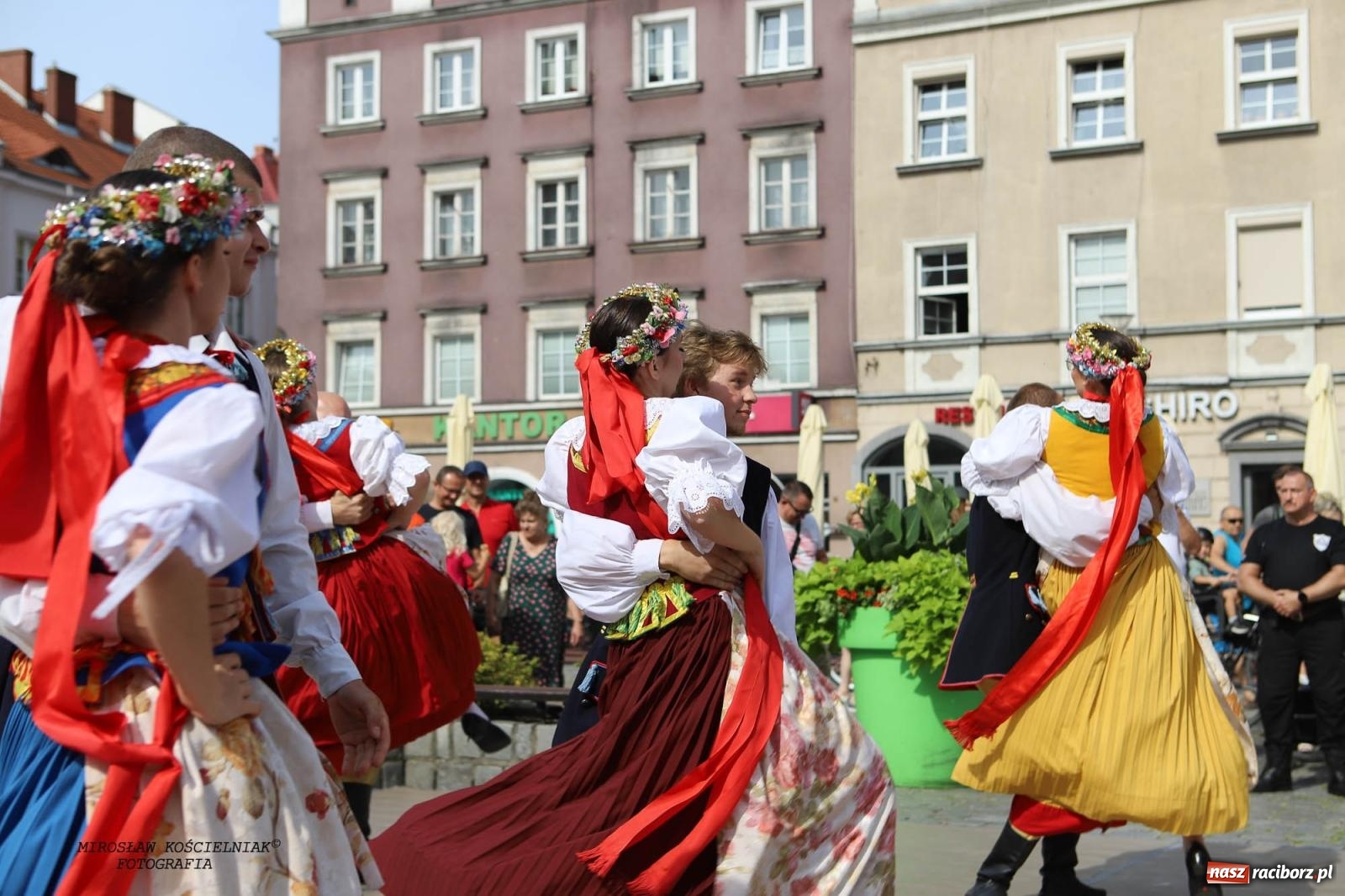 Zdjęcie w galerii na portalu naszraciborz.pl: Pytanie na Śniadanie TVP w Raciborzu. Na Rynku, na zamku, w grodzie i arboretum [FOTO] wiadomości z regionu