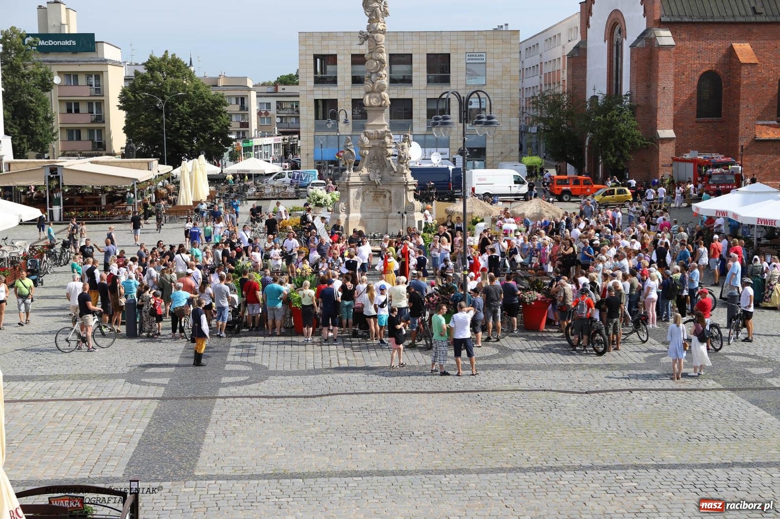 Zdjęcie w galerii na portalu naszraciborz.pl: Pytanie na Śniadanie TVP w Raciborzu. Na Rynku, na zamku, w grodzie i arboretum [FOTO] wiadomości z regionu