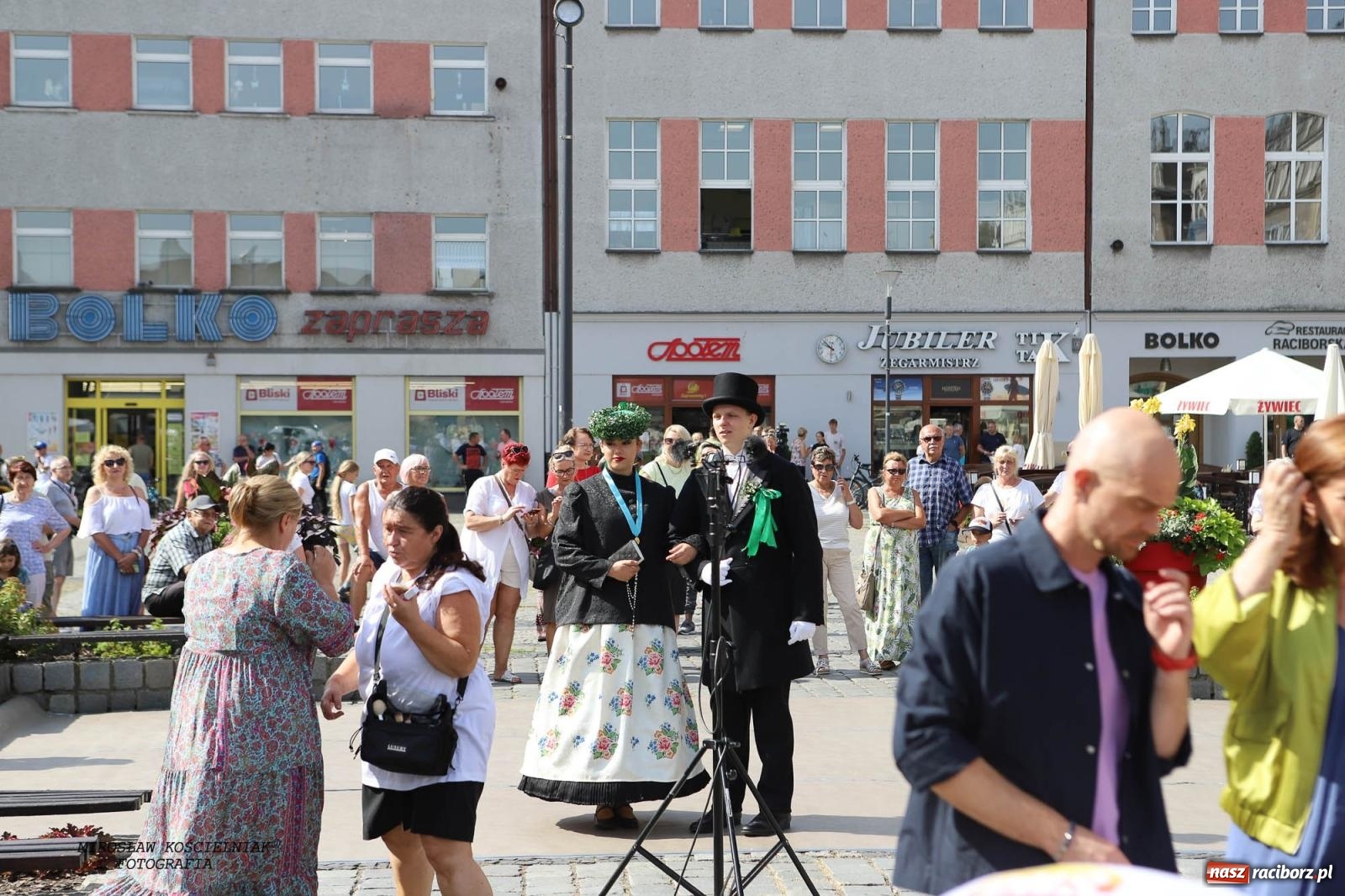 Zdjęcie w galerii na portalu naszraciborz.pl: Pytanie na Śniadanie TVP w Raciborzu. Na Rynku, na zamku, w grodzie i arboretum [FOTO] wiadomości z regionu