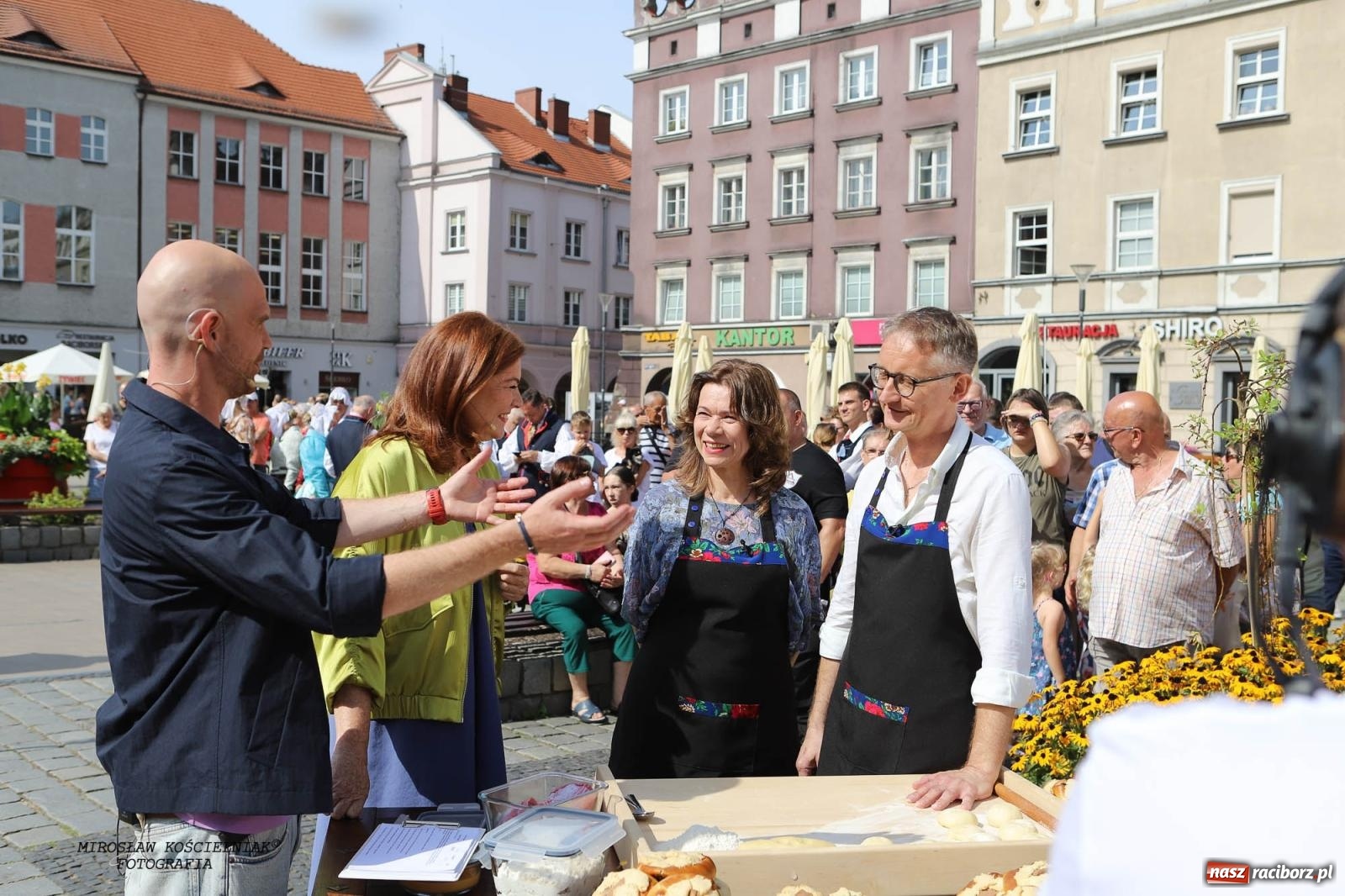 Zdjęcie w galerii na portalu naszraciborz.pl: Pytanie na Śniadanie TVP w Raciborzu. Na Rynku, na zamku, w grodzie i arboretum [FOTO] wiadomości z regionu