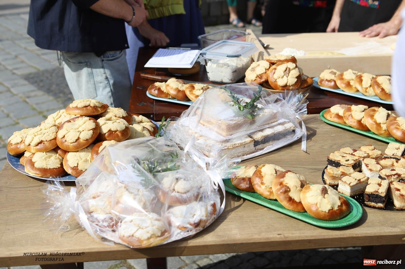 Zdjęcie w galerii na portalu naszraciborz.pl: Pytanie na Śniadanie TVP w Raciborzu. Na Rynku, na zamku, w grodzie i arboretum [FOTO] wiadomości z regionu