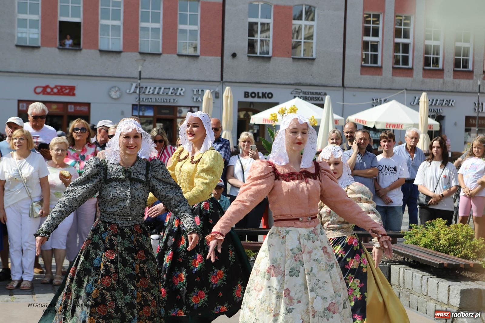 Zdjęcie w galerii na portalu naszraciborz.pl: Pytanie na Śniadanie TVP w Raciborzu. Na Rynku, na zamku, w grodzie i arboretum [FOTO] wiadomości z regionu