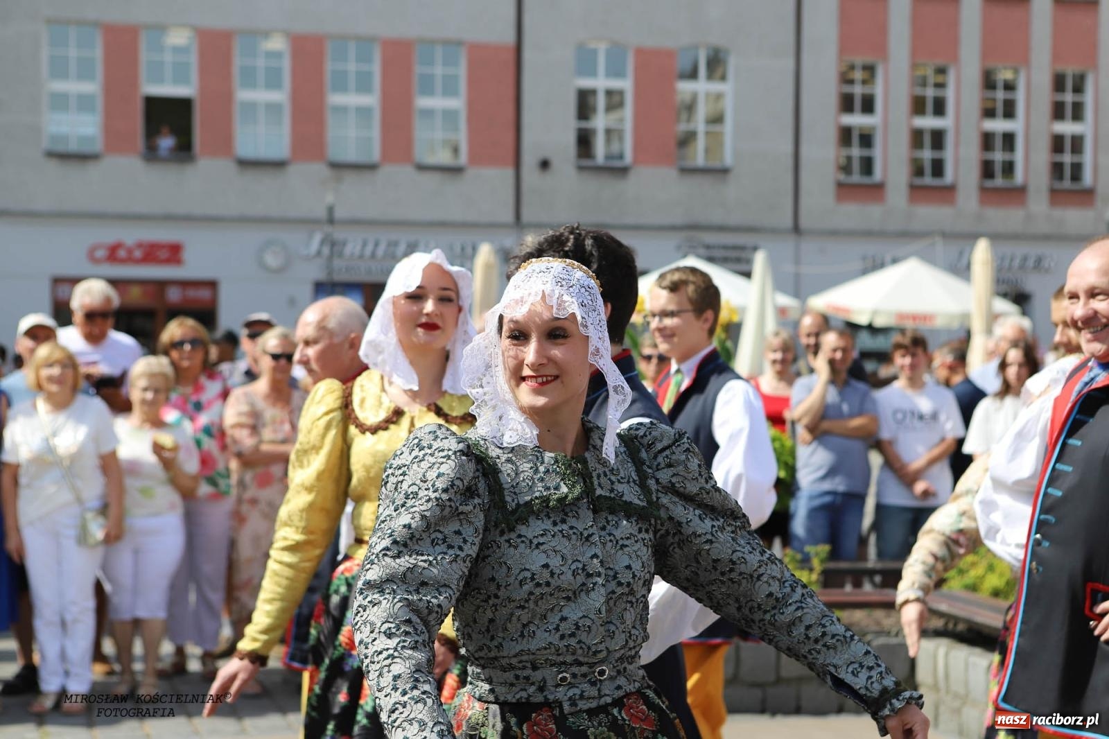 Zdjęcie w galerii na portalu naszraciborz.pl: Pytanie na Śniadanie TVP w Raciborzu. Na Rynku, na zamku, w grodzie i arboretum [FOTO] wiadomości z regionu