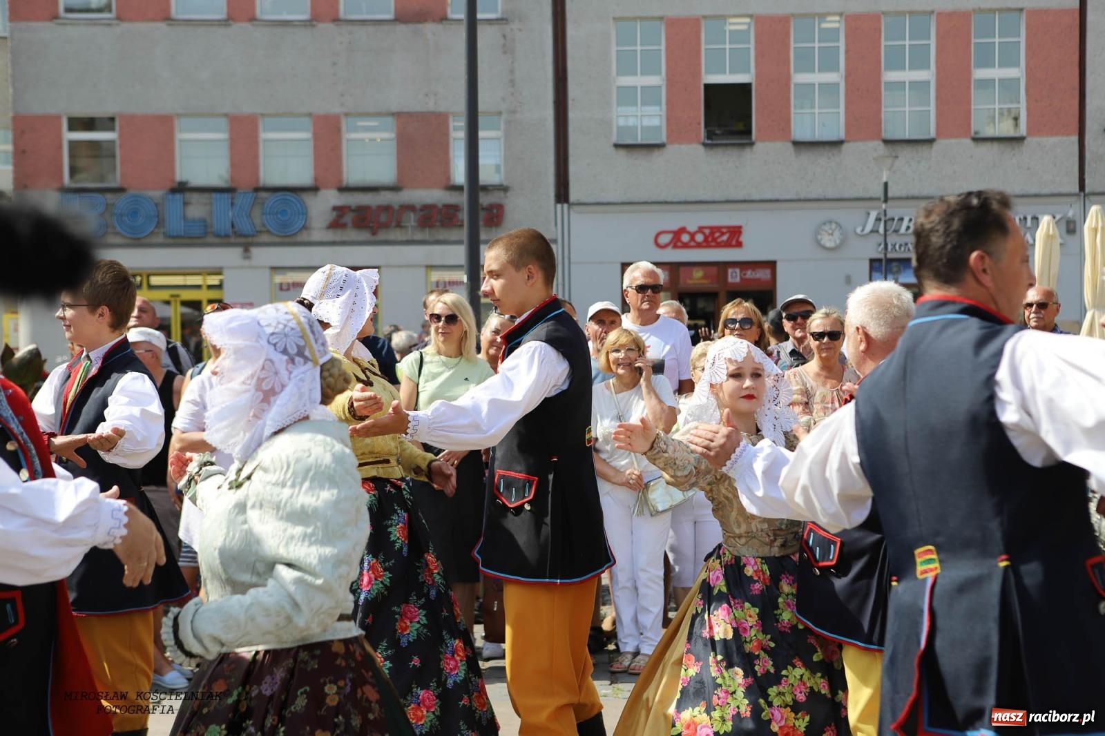 Zdjęcie w galerii na portalu naszraciborz.pl: Pytanie na Śniadanie TVP w Raciborzu. Na Rynku, na zamku, w grodzie i arboretum [FOTO] wiadomości z regionu