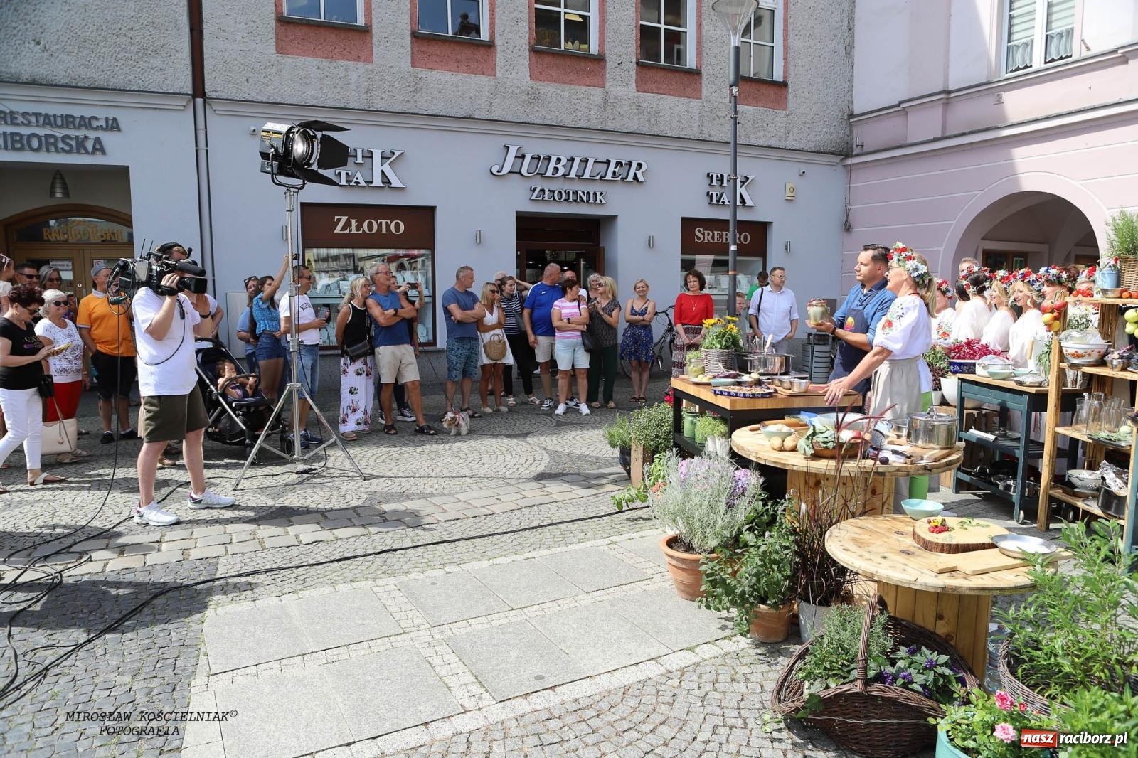 Zdjęcie w galerii na portalu naszraciborz.pl: Pytanie na Śniadanie TVP w Raciborzu. Na Rynku, na zamku, w grodzie i arboretum [FOTO] wiadomości z regionu