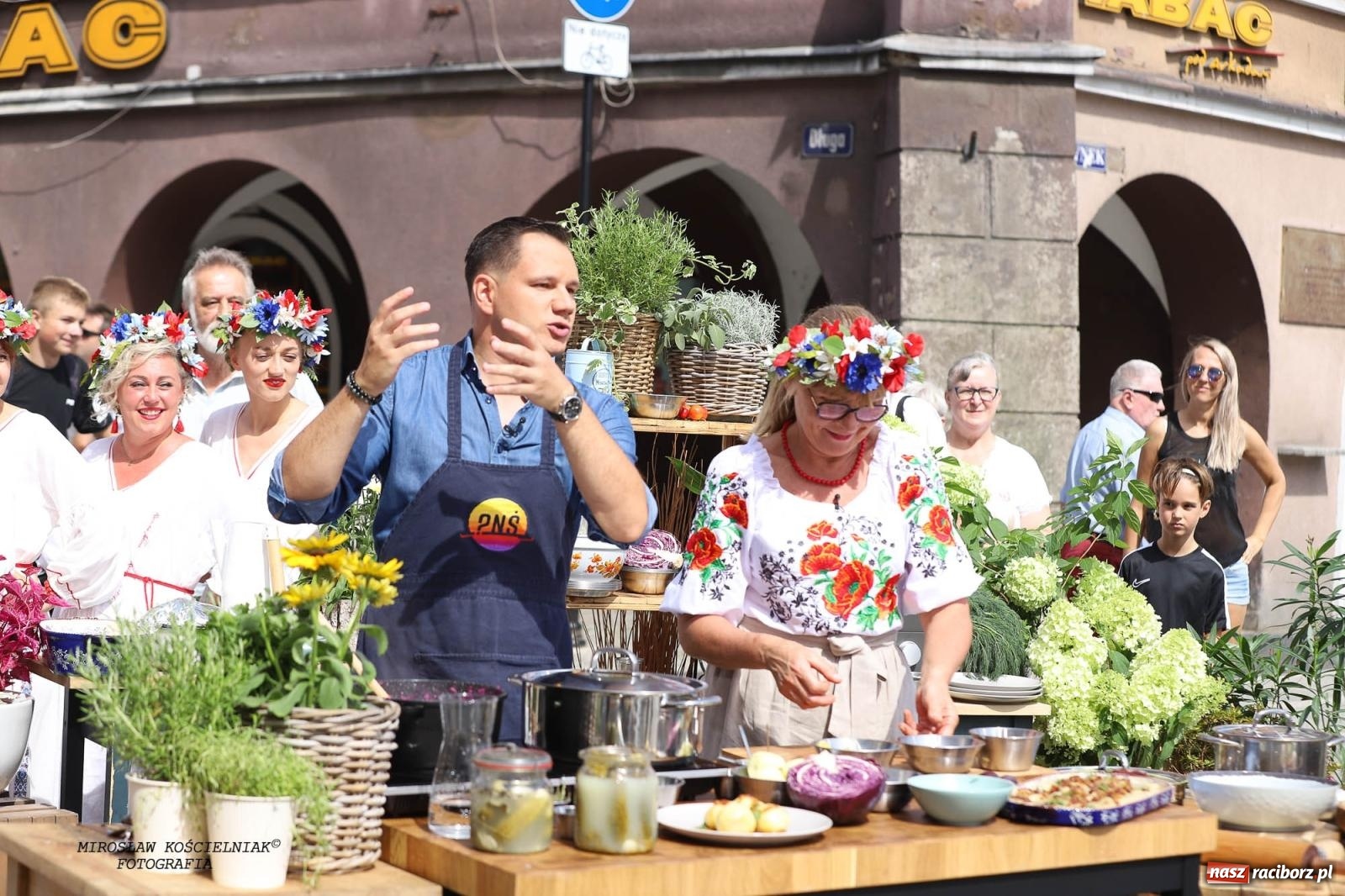 Zdjęcie w galerii na portalu naszraciborz.pl: Pytanie na Śniadanie TVP w Raciborzu. Na Rynku, na zamku, w grodzie i arboretum [FOTO] wiadomości z regionu