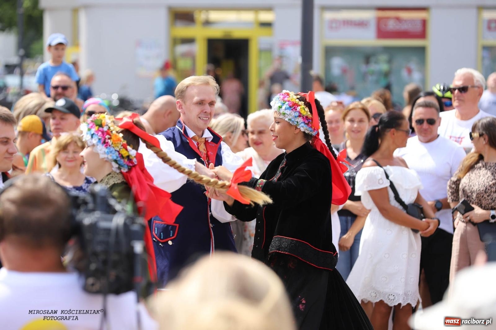 Zdjęcie w galerii na portalu naszraciborz.pl: Pytanie na Śniadanie TVP w Raciborzu. Na Rynku, na zamku, w grodzie i arboretum [FOTO] wiadomości z regionu