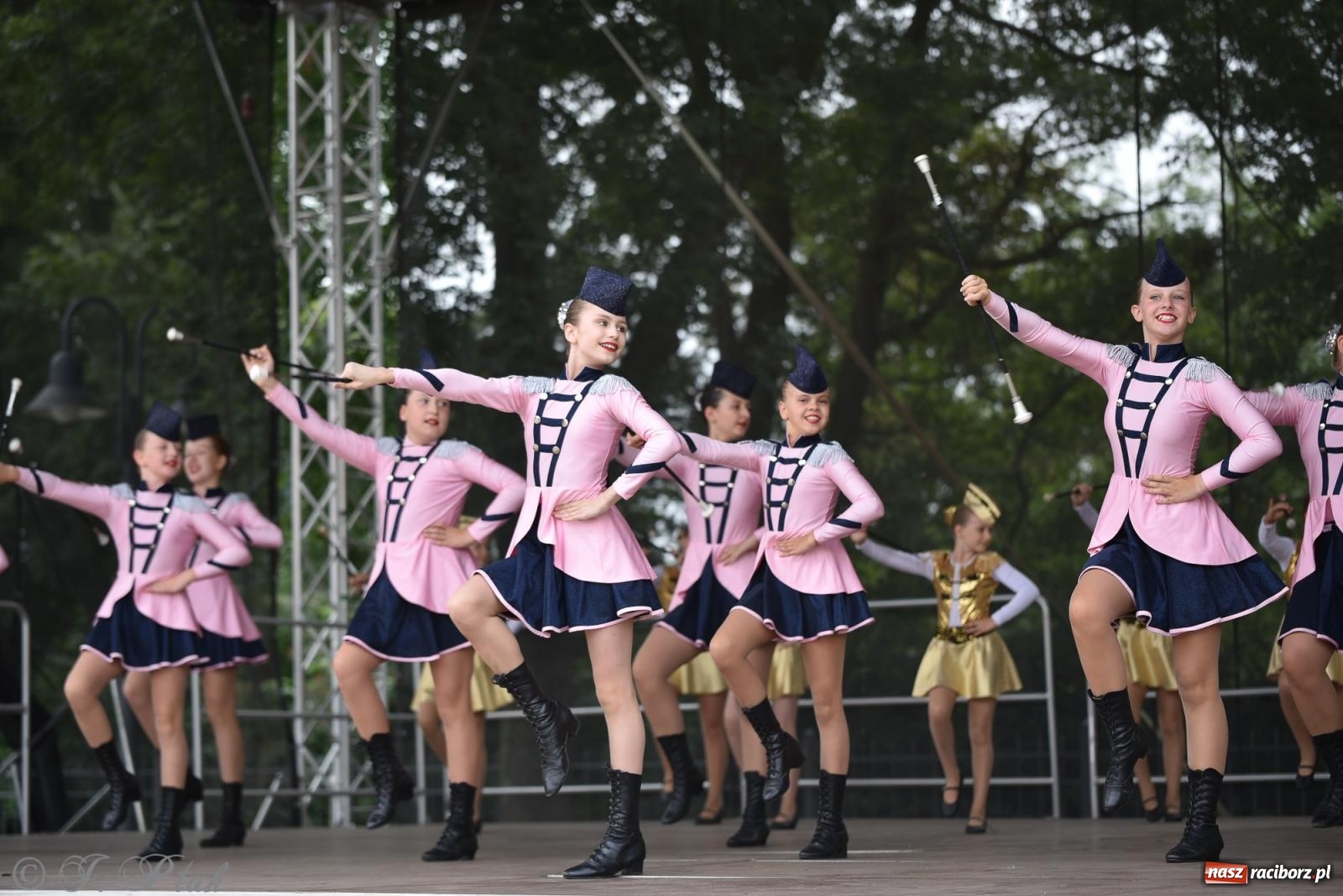 Zdjęcie w galerii na portalu naszraciborz.pl: Pytanie na Śniadanie TVP w Raciborzu. Na Rynku, na zamku, w grodzie i arboretum [FOTO] wiadomości z regionu