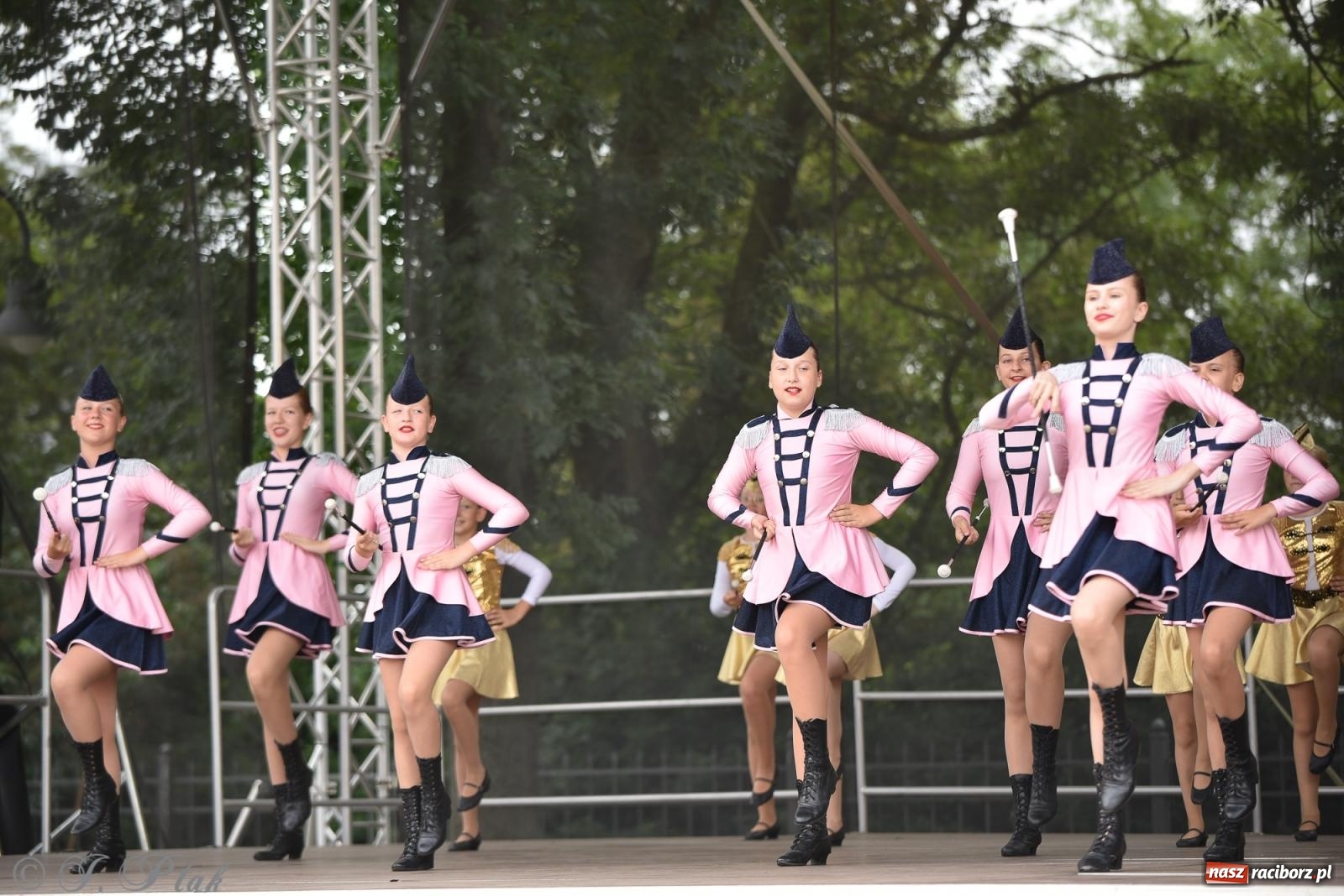 Zdjęcie w galerii na portalu naszraciborz.pl: Pytanie na Śniadanie TVP w Raciborzu. Na Rynku, na zamku, w grodzie i arboretum [FOTO] wiadomości z regionu