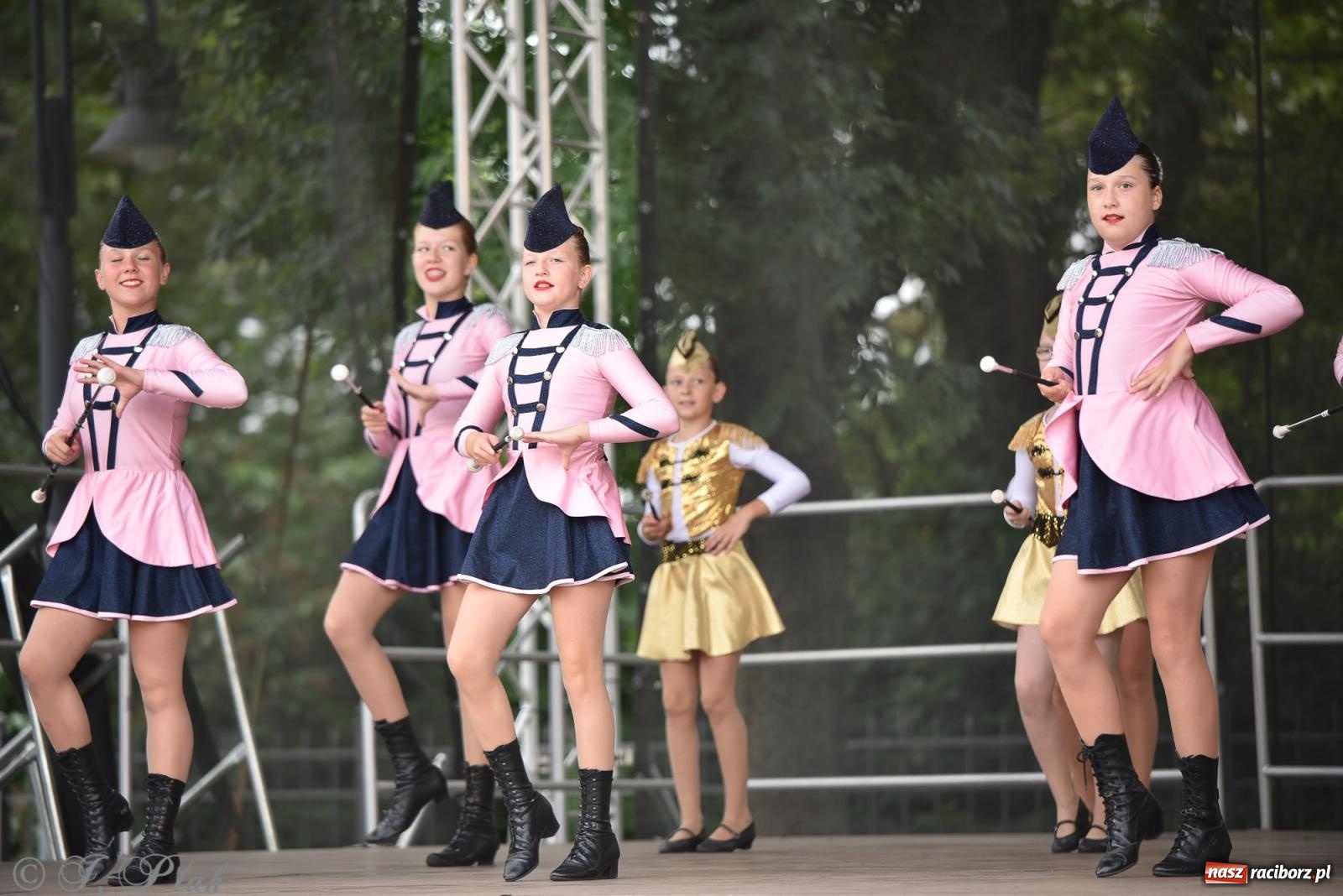 Zdjęcie w galerii na portalu naszraciborz.pl: Pytanie na Śniadanie TVP w Raciborzu. Na Rynku, na zamku, w grodzie i arboretum [FOTO] wiadomości z regionu
