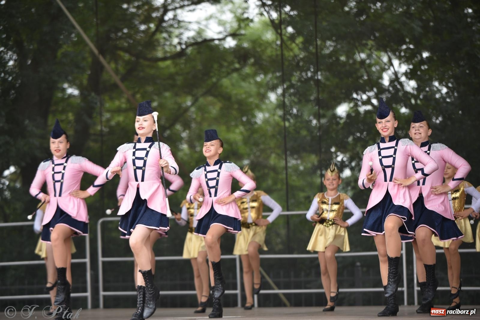 Zdjęcie w galerii na portalu naszraciborz.pl: Pytanie na Śniadanie TVP w Raciborzu. Na Rynku, na zamku, w grodzie i arboretum [FOTO] wiadomości z regionu