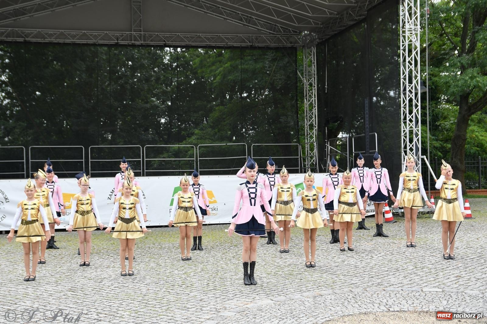 Zdjęcie w galerii na portalu naszraciborz.pl: Pytanie na Śniadanie TVP w Raciborzu. Na Rynku, na zamku, w grodzie i arboretum [FOTO] wiadomości z regionu
