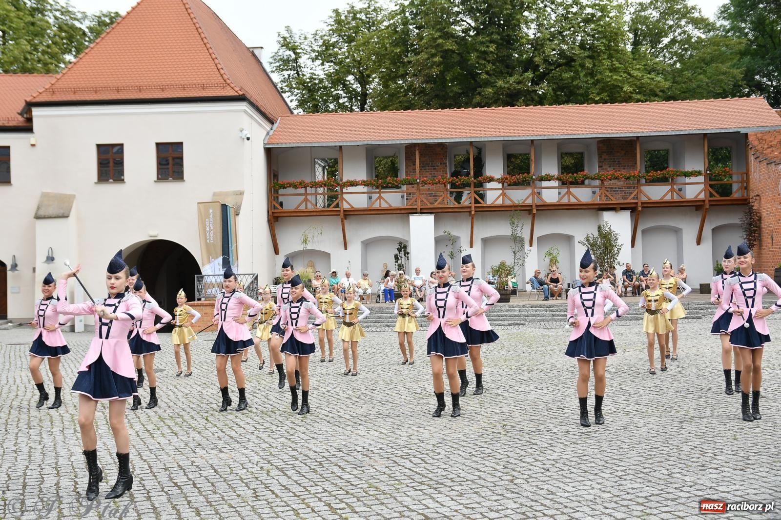 Zdjęcie w galerii na portalu naszraciborz.pl: Pytanie na Śniadanie TVP w Raciborzu. Na Rynku, na zamku, w grodzie i arboretum [FOTO] wiadomości z regionu
